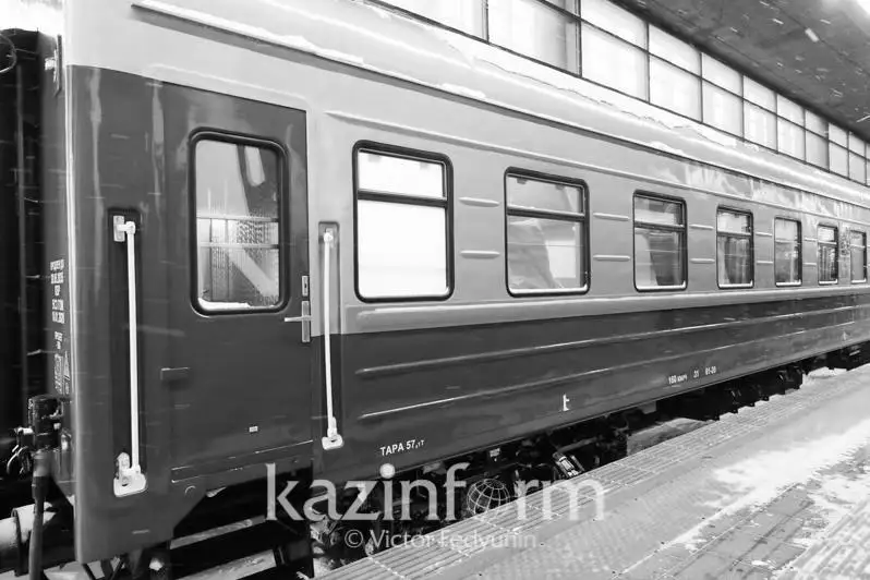 Qyzylordada poıyz turaǵynda vagon tirkeýshi kóz jumdy