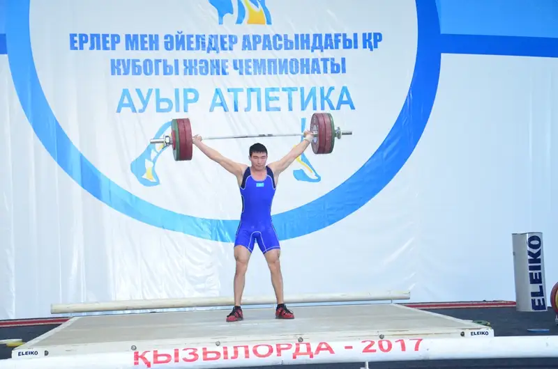 Корпоративтік кеште порно көрсетті Олар мені сорғызуға мәжбүрлеп, телефоныма түсірді.