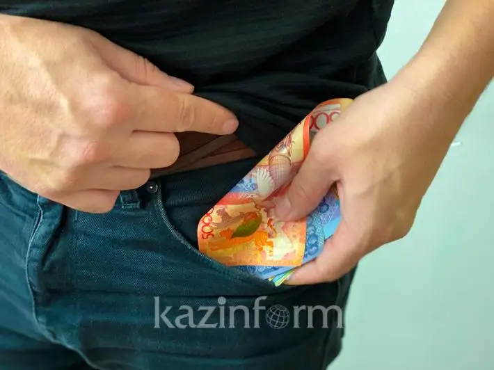 Almatyda aýdan ákimdiginiń qyzmetkerleri blokposta para alý kúdigine ilikti