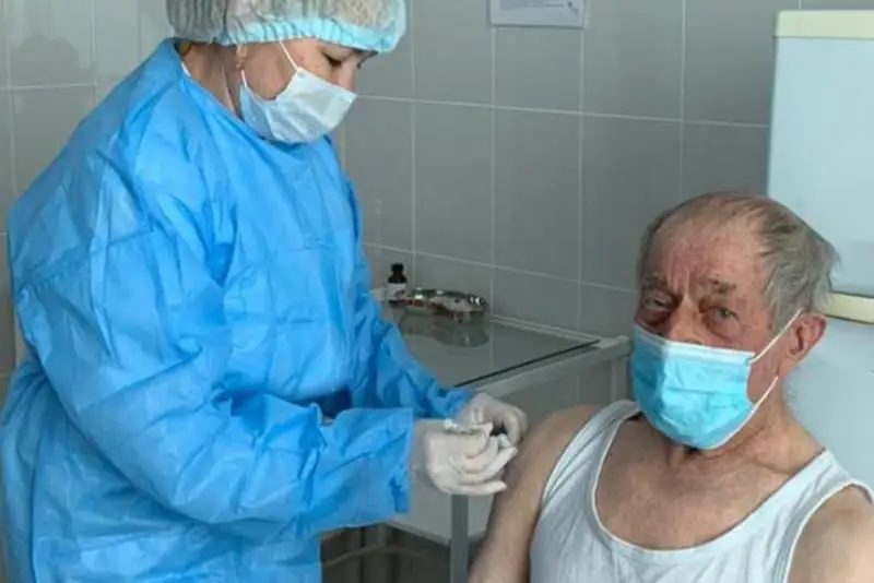 Ақтөбеде 93 жастағы зейнеткер вакцина салдырды