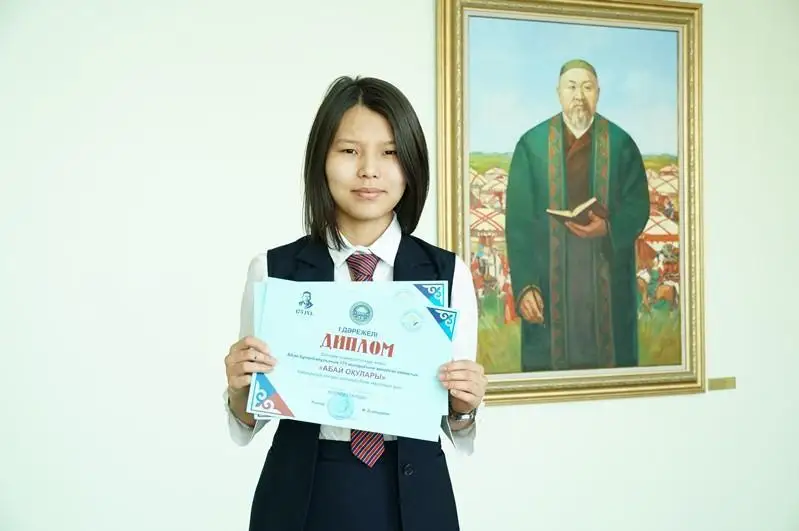 Semeılik oqýshy Abaıdyń 105 óleńin jatqa biledi