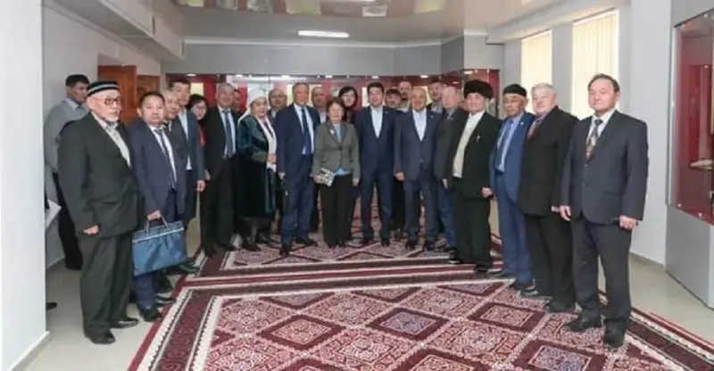 Baýyrjan Baıbek Otyrardyń zııaly qaýymy ókilderimen kezdesti