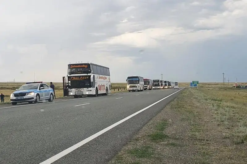 Aqtóbelik polıtseıler 2 myńnan astam eńbek mıgrantyna kómektesti