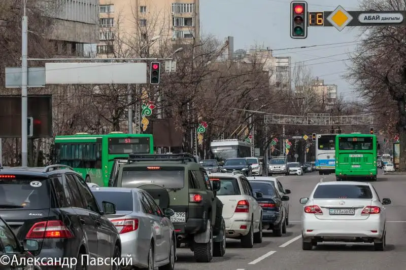 Almatyda qalanyń ishinde jaıaý jáne jeke kólikpen júrýge ruqsat berildi