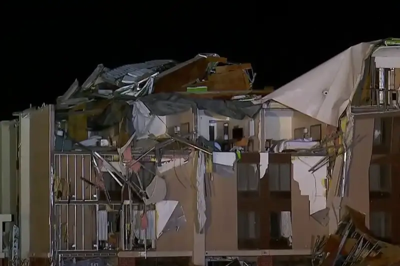 AQSh-ta tornado saldarynan bir adam qaza taýyp, 20-dan astam adam jaraqat aldy