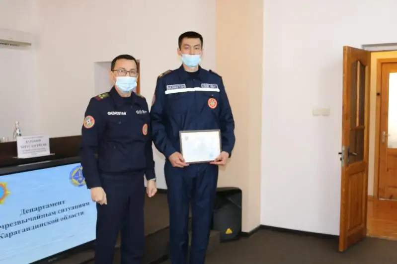 Төрт баланы құтқарған өрт сөндірушілер марапатталды - Қарағанды