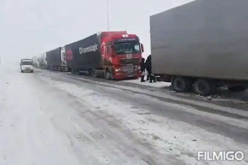 Nur-Sultan-Pavlodar tasjolynda jolda qalǵan júrgizýshilerge ystyq tamaq jetkizildi
