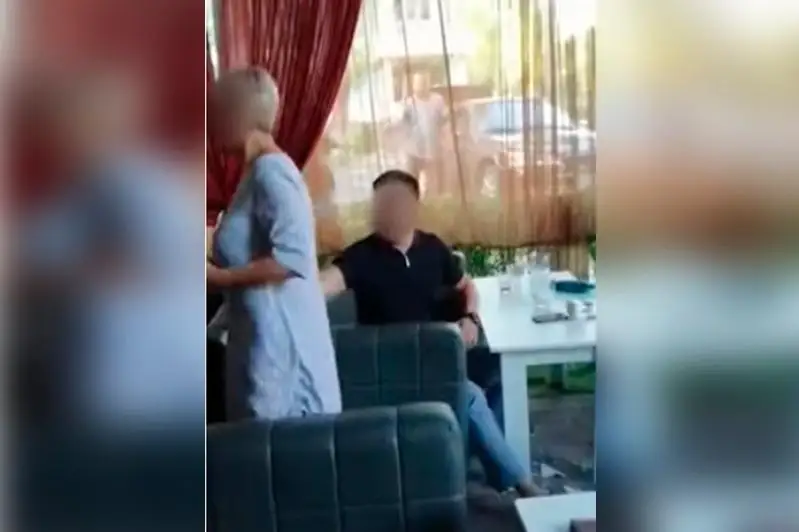 «Men prokýrormyn!»: Polıtsııa mas «prokýrordy» izdep jatyr