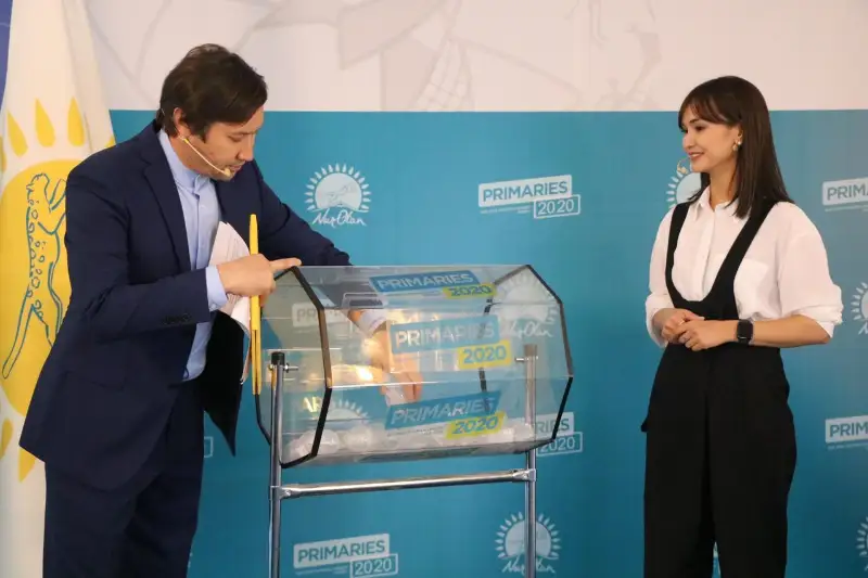 Almatyda praımerız qatysýshylarynyń pikirsaıysyna jerebe tartý rásimi ótti