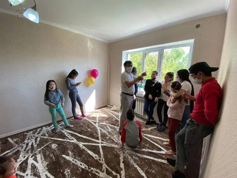 Shymkentte kásipkerler 12 balaly otbasyǵa páter syılady