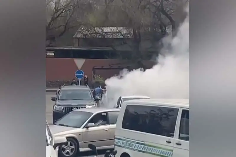 Almatyda halyqqa qyzmet kórsetý ortalyǵynyń qyzmetkerleri janyp jatqan kólikti sóndirdi