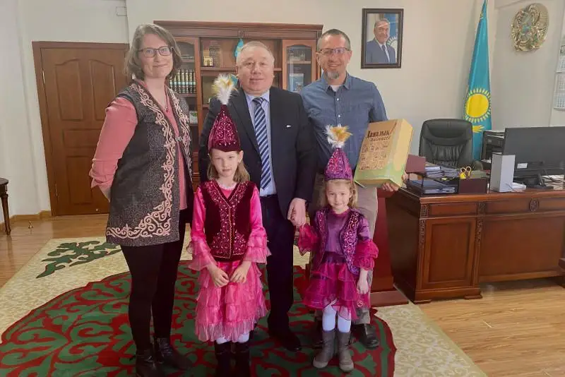 Mońǵolııada qazaq tilin úırenip alǵan kanadalyq otbasy Qazaqstanǵa qonys aýdarmaq