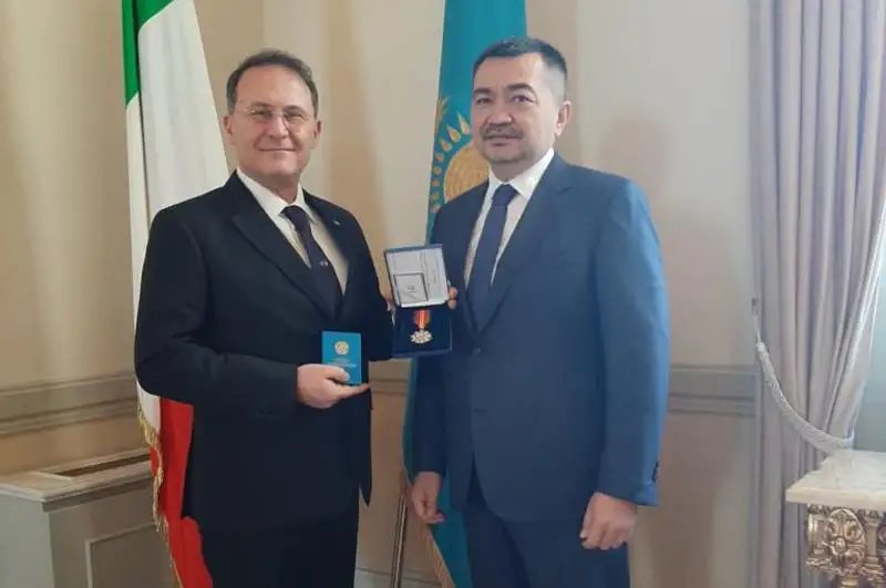 Italııa Parlamenti depýtattar palatasynyń kvestory «Dostyq» ordenimen nagradtaldy