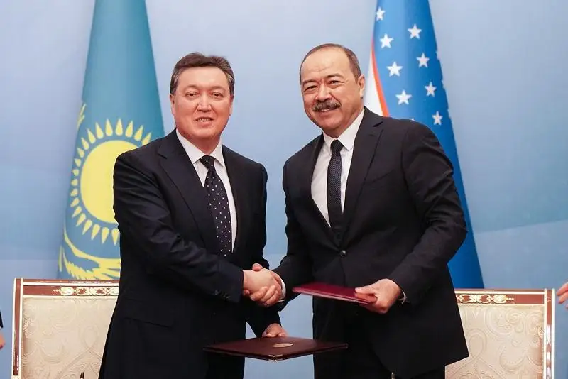 Qazaqstan-Ózbekstan aımaqaralyq forýmynda 52 kelisimge qol qoıyldy