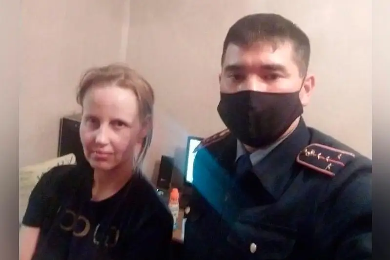 Polıtseı 2 balasymen kóshede qalǵan elordalyq áıelge páteraqysyn tólep berdi