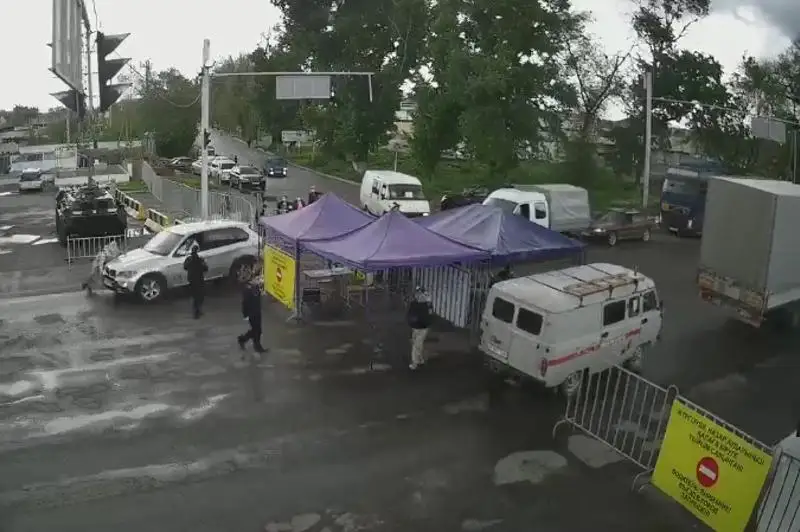 Almatyda  BMW júrgizýshisi blokpostta turǵan polıtseıdi qaǵyp ketti