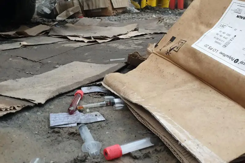 Almatynyń irgesinde medıtsınalyq qaldyqtar shashylyp jatyr