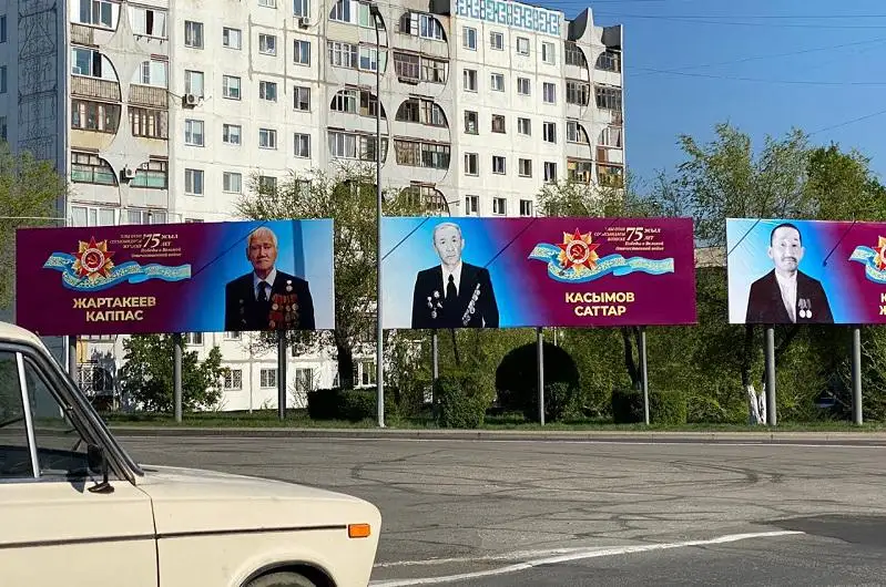 Pavlodarda soǵys ardagerleriniń beınesimen bılbordtar ornatylýda