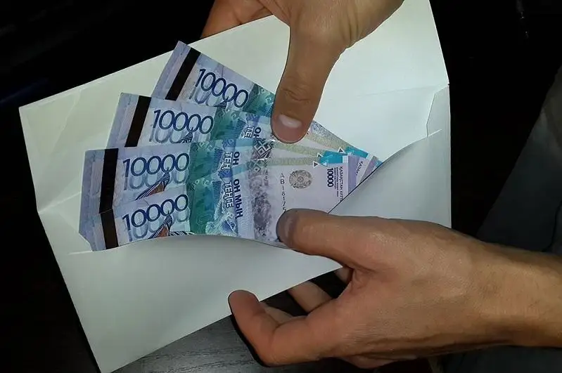Aral kolledjine oqytýshy bolý úshin 400 myń teńge para talap etilgen