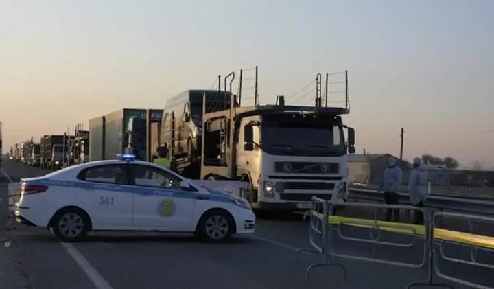Túlkibastyq kásipker beketterdegi qyzmetkerlerge ystyq tamaq jetkizip berdi