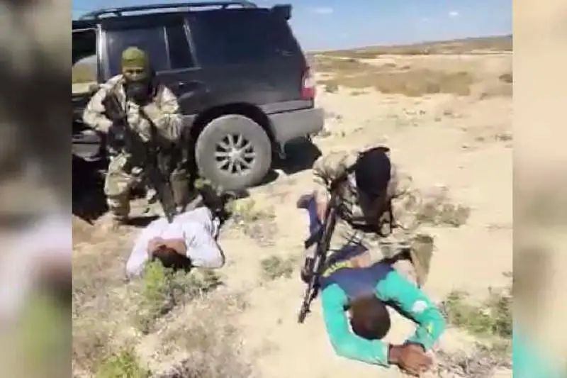 Djıppen qashqan esirtki ósirýshilerdi polıtsııa tikushaqpen qýyp ustady