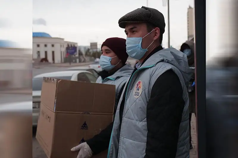 Volonterler  500 myń medıtsınalyq maskany tegin taratty