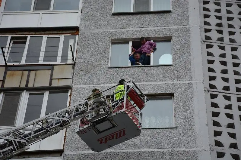Petropavlda erli-zaıyptylar polıtseılerdi 7-qabattan sekiremiz dep qorqytqan