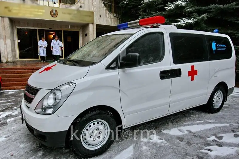 Павлодарда дәрігерлер науқасты реанимобильге зембілмен екі шақырым бойы көтеріп жеткізді