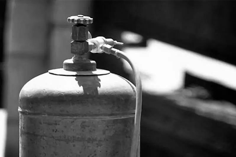 Petropavlda jataqhanadaǵy jarylysta kúıip qalǵan boıjetken qaıtys boldy