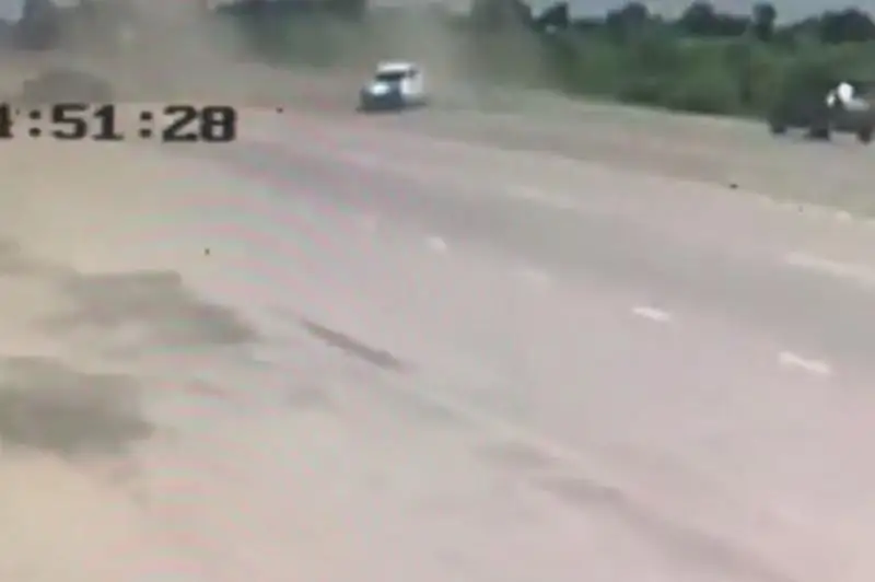 Qostanaıda polıtsııa kóligimen bolǵan jol apatynyń vıdeosy jarııalandy