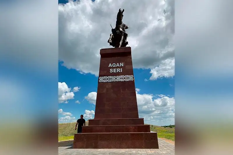 «Kókshetaý–Nur-Sultan» tas joly boıynda bes tarıhı tulǵanyń eskertkishi ornatyldy