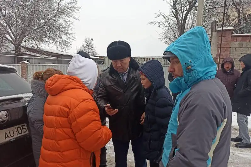 Almaty oblysynda 22 bala tárbıelep otyrǵan otbasynyń baspanasy órtendi