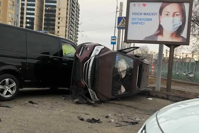 Almatynyń ortasynda avtokólik aýdarylyp, jolaýshy zardap shekti