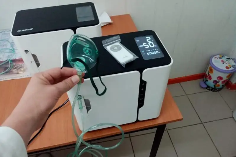 Túrkistandyq kásipker aýrýhanaǵa eki tynys alý apparatyn syıǵa tartty