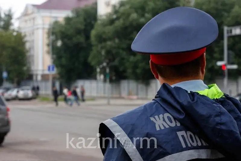 Oralda polıtsııa qyzmetkeri taıaqshasyn avtokólikke laqtyrdy