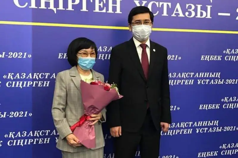 Атыраудағы ауыл мұғалімі «Қазақстанның еңбек сіңірген ұстазы» атанды