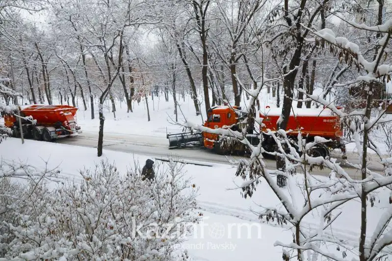Almatyda qar tazalaýǵa myńnan astam jumysshy tartyldy
