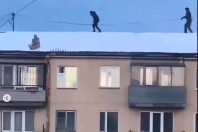 Qaraǵandy polıtseıleri úıdiń shatyryna shyǵyp ketken jalańash er adamdy túsirdi