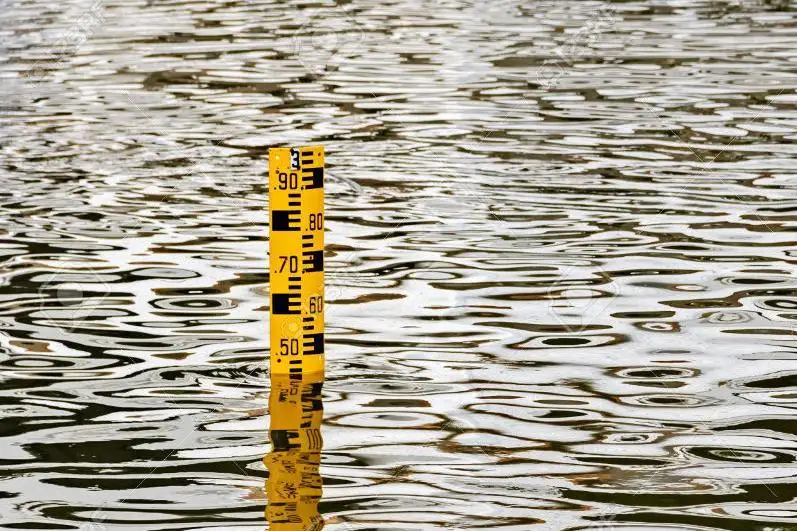 Petropavlda Esil ózeniniń sýy kóterilip jatyr
