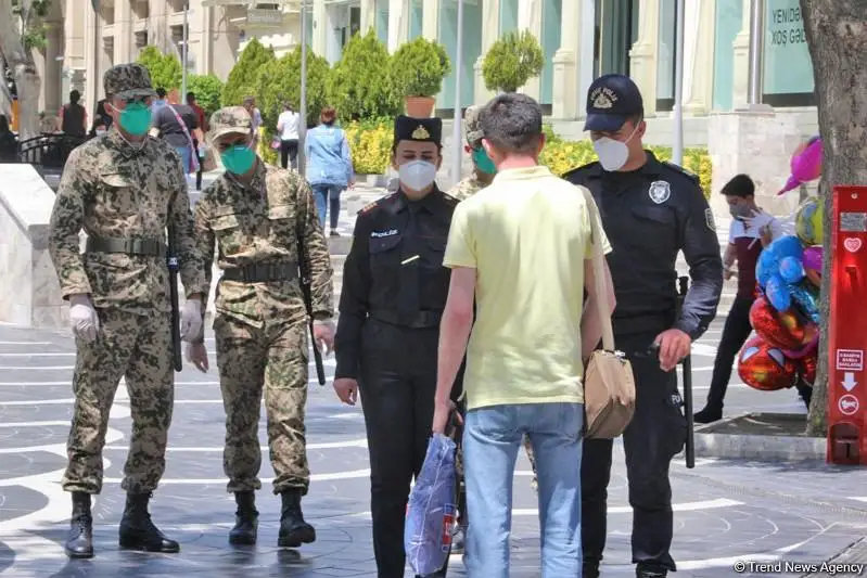 Ázerbaıjan parlamenti medıtsınalyq maska taqpaǵandarǵa salynatyn aıyppuldy bekitti