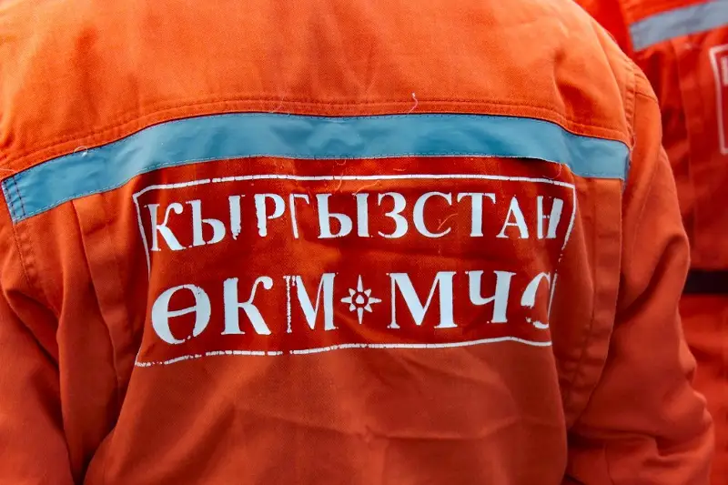 Bishkek-Osh jolynda kólik bıiktigi 60 metr jardan ózenge qulap, úsh adam qaza tapty