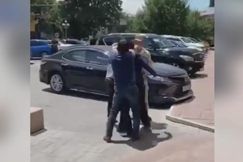 Almaty turǵyny saýda ortalyǵyna maskasyz kirgizbeı qoıǵan kúzetshini uryp-soqqan