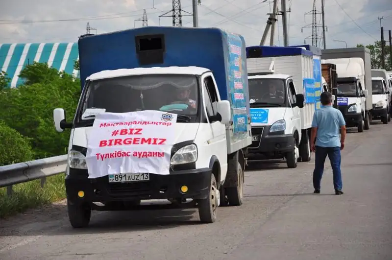 Túrkistandyq depýtattar apat aımaǵyna 30 tonna qajetti zattar jóneltti