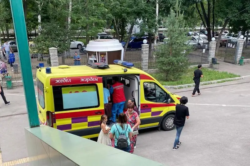 Almatyda halyqqa qyzmet kórsetý ortalyǵynda  júkti áıel bosanyp qaldy