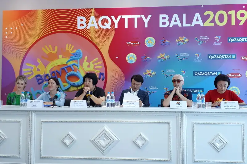 Dımash «Baqytty bala» baıqaýynyń gala kontsertinde án shyrqaıdy