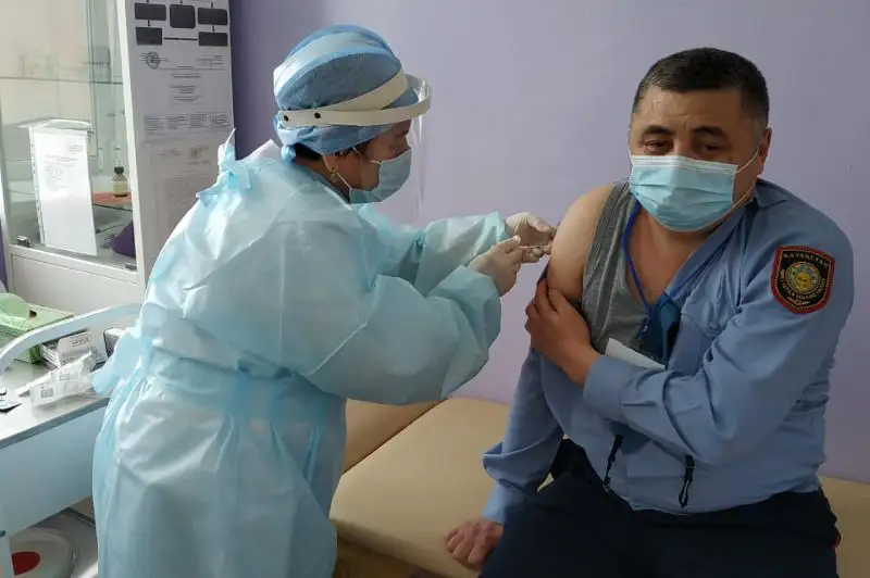 Vaktsınanyń esh keri áserin baıqamadym – aqtóbelik polıtseı