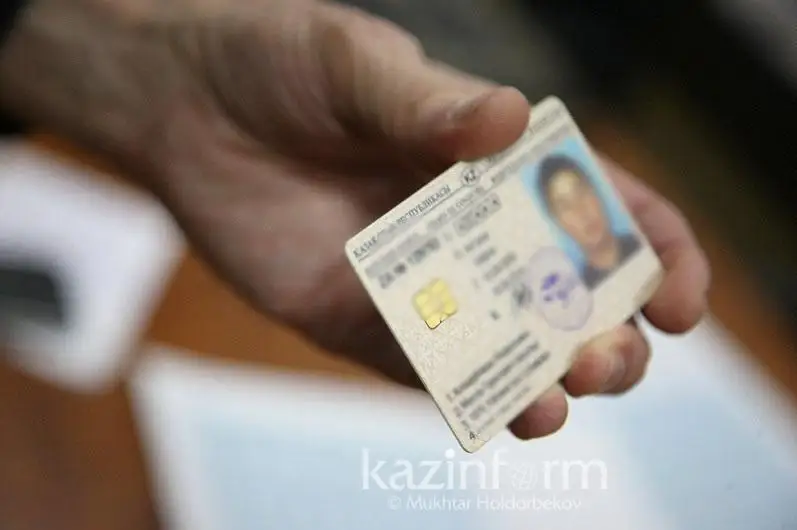 Aqtóbede júrgizýshi kýáligi joq adam mektep oqýshylaryn tasymaldaǵan