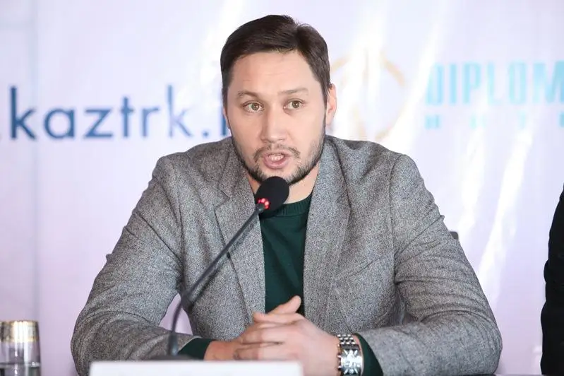Azamat Satybaldy: Teatr akteryna toı jaǵalamaı, óz isimen aınalysatyndaı jaǵdaı jasalar degen úmittemiz