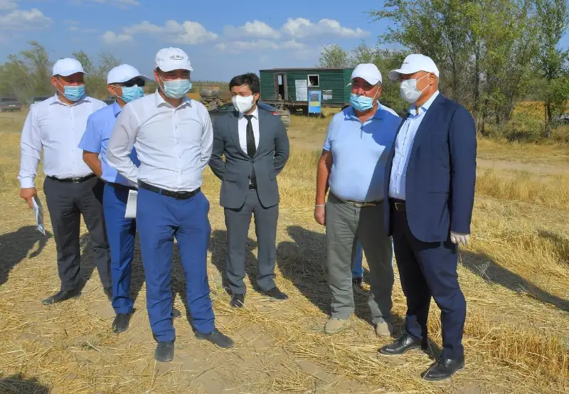 Ómirzaq Shókeev Báıdibek aýdanyndaǵy sharýalarmen kezdesti