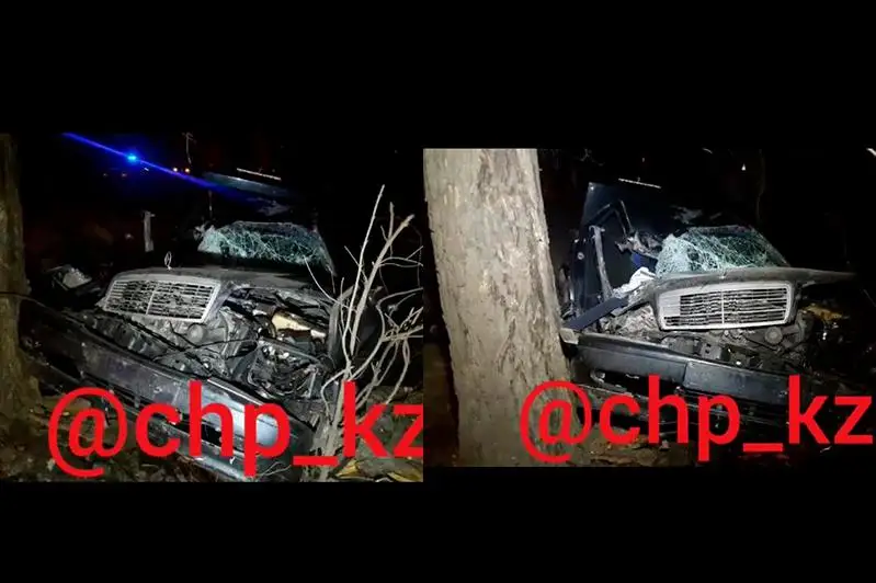 Almatyda Mercedes aǵashqa soǵylyp, eki adam qaza tapty